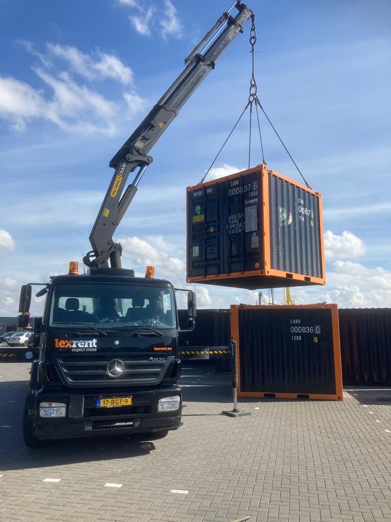 Containers offshore